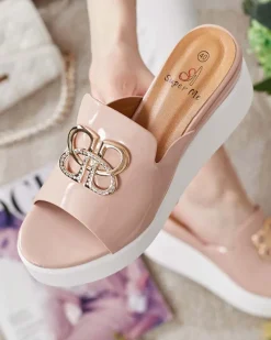 Klapki Na Obcasie^Royalfashion Lakierowane damskie klapki na koturnie Sailla różowy