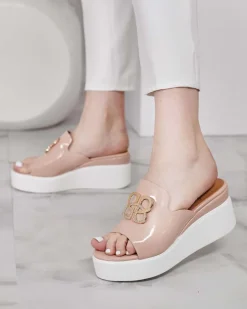 Klapki Na Obcasie^Royalfashion Lakierowane damskie klapki na koturnie Sailla różowy