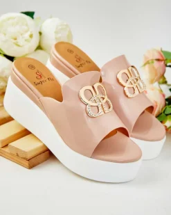 Klapki Na Obcasie^Royalfashion Lakierowane damskie klapki na koturnie Sailla różowy