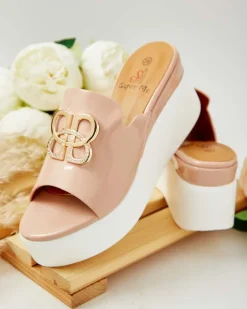 Klapki Na Obcasie^Royalfashion Lakierowane damskie klapki na koturnie Sailla różowy