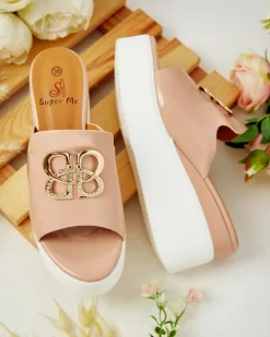 Klapki Na Obcasie^Royalfashion Lakierowane damskie klapki na koturnie Sailla różowy