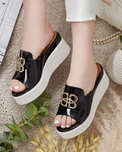 Klapki Na Obcasie^Royalfashion Lakierowane damskie klapki na koturnie Sailla czarny