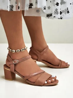 Sandały Na Słupku^Royalfashion Lakierowane damskie sandały na niskim obcasie Grace Gloss jasny brązowy