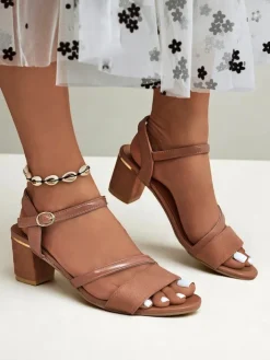 Sandały Na Słupku^Royalfashion Lakierowane damskie sandały na niskim obcasie Grace Gloss jasny brązowy