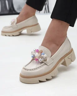 Półbuty^Royalfashion Lakierowane beżowe mokasyny damskie Geloppa beżowy