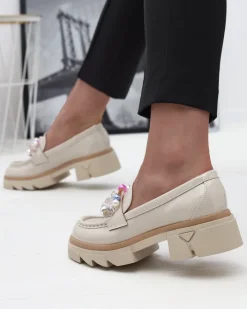 Półbuty^Royalfashion Lakierowane beżowe mokasyny damskie Geloppa beżowy