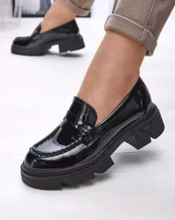 Półbuty^Royalfashion Lakierowane czarne mokasyny damskie Tygriss