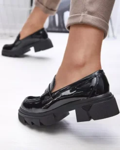 Półbuty^Royalfashion Lakierowane czarne mokasyny damskie Tygriss