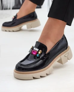 Mokasyny Na Płaskiej Podeszwie|Półbuty^Royalfashion Lakierowane czarne mokasyny z kolorowymi kamyczkami Sarix czarny