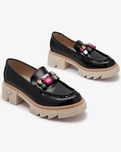 Mokasyny Na Płaskiej Podeszwie|Półbuty^Royalfashion Lakierowane czarne mokasyny z kolorowymi kamyczkami Sarix czarny