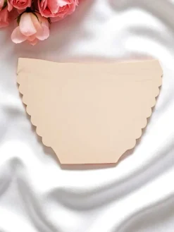 Figi^Royalfashion Laserowo cięte Majtki damskie typu figi z ozdobnymi paseczkami Edge Chic beżowy