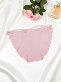 Figi^Royalfashion Laserowo cięte Majtki damskie typu figi z ozdobnymi paseczkami Edge Chic różowy