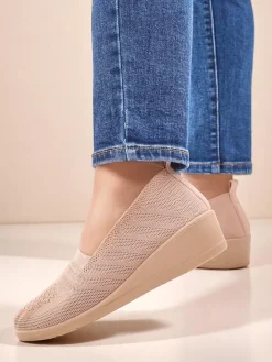 Mokasyny Na Obcasie^Royalfashion Mokasyny damskie na niskim koturnie Epoles Jasny róż