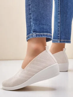 Mokasyny Na Obcasie^Royalfashion Mokasyny damskie na niskim koturnie Epoles beżowy