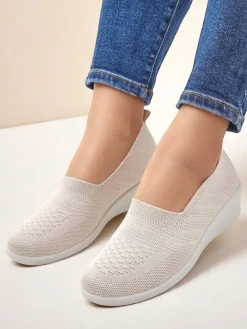 Mokasyny Na Obcasie^Royalfashion Mokasyny damskie na niskim koturnie Epoles beżowy