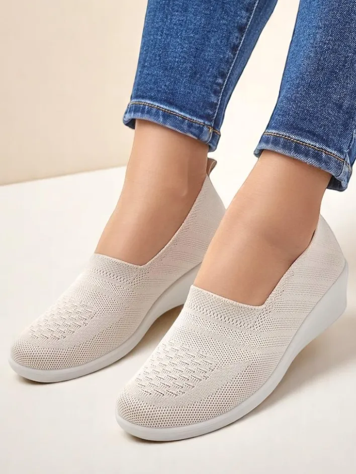 Mokasyny Na Obcasie^Royalfashion Mokasyny damskie na niskim koturnie Epoles beżowy