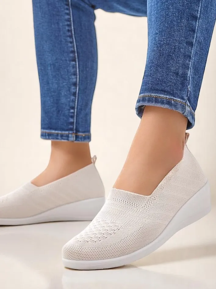 Mokasyny Na Obcasie^Royalfashion Mokasyny damskie na niskim koturnie Epoles beżowy