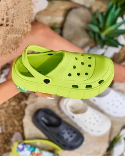 Klapki Basenowe|Klapki Płaskie^Royalfashion Neonowe zielone klapki damskie z ażurowym wykończeniem Mightty zielony