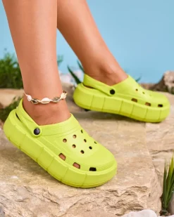 Klapki Basenowe|Klapki Płaskie^Royalfashion Neonowe zielone klapki damskie z ażurowym wykończeniem Mightty zielony