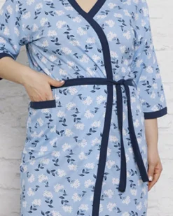 Szlafroki^Royalfashion Niebieski damski bawełniany szlafrok z roślinnym wzorem