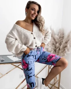 Spodenki 3/4|Krótkie Spodenki^Royalfashion Niebiesko- różowe spodenki damskie 3/4 z printem Ecru