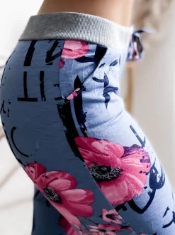 Spodenki 3/4|Krótkie Spodenki^Royalfashion Niebiesko- różowe spodenki damskie 3/4 z printem różowy