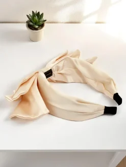 Akcesoria Do Włosów^Royalfashion Opaska do włosów satynowa z kokardką Celine krem