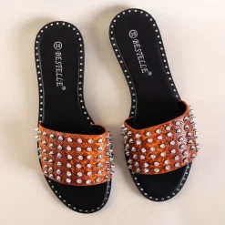 Klapki Płaskie^Royalfashion Pomarańczowe damskie klapki z ćwiekami i dżetami Maurella pomarańczowy