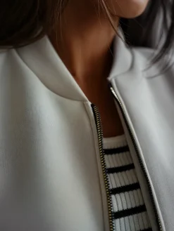 Bluzy^Royalfashion Rozpinana bluza typu bomberka beżowy