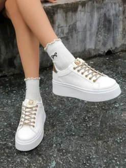 Sneakersy^Royalfashion Sportowe sneakersy damskie z ozdobnymi sznurówkami Eone biały