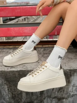 Sneakersy^Royalfashion Sportowe sneakersy damskie z ozdobnymi sznurówkami Eone beżowy