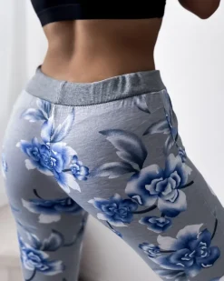 Spodenki 3/4|Krótkie Spodenki^Royalfashion Szare damskie spodenki 3/4 z kwiatowym wzorem gołębi szary