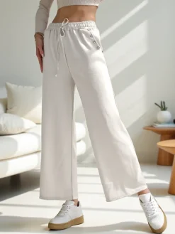 Spodnie Materiałowe|Spodnie Dresowe^Royalfashion Wiskozowe szerokie spodnie damskie dresowe z cyrkoniami biały