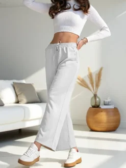 Spodnie Materiałowe|Spodnie Dresowe^Royalfashion Wiskozowe szerokie spodnie damskie dresowe z cyrkoniami biały