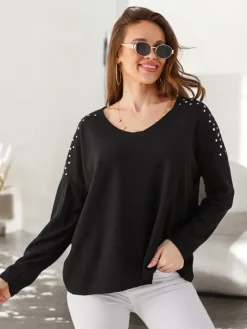 Swetry^Royalfashion Wiskozowy cienki damski sweterek z cyrkoniami na ramionach czarny