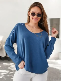 Swetry^Royalfashion Wiskozowy cienki damski sweterek z cyrkoniami na ramionach Granatowy