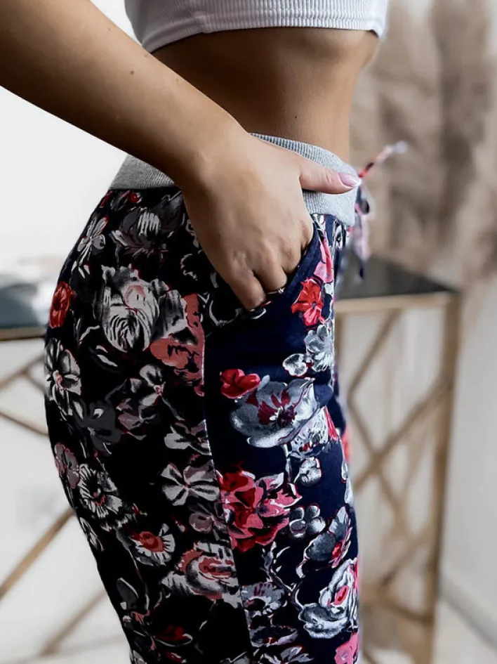 Spodenki 3/4|Krótkie Spodenki^Royalfashion Wzorzyste spodenki damskie 3/4 w kolorze granatowo- czerwonym Granatowy