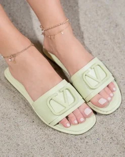 Klapki Płaskie^Royalfashion Zielone damskie klapki z eko skóry Cartec zielony