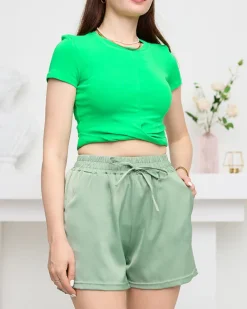 Szorty|Krótkie Spodenki^Royalfashion Zielone damskie satynowe krótkie spodenki z kieszeniami zielony