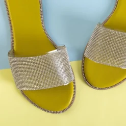 Klapki Płaskie^Royalfashion Zielone damskie klapki z cyrkoniami Verina zielony