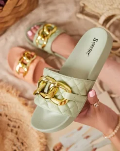 Klapki Płaskie^Royalfashion Zielone damskie pikowane klapki ze złotym łańcuszkiem Eteris zielony