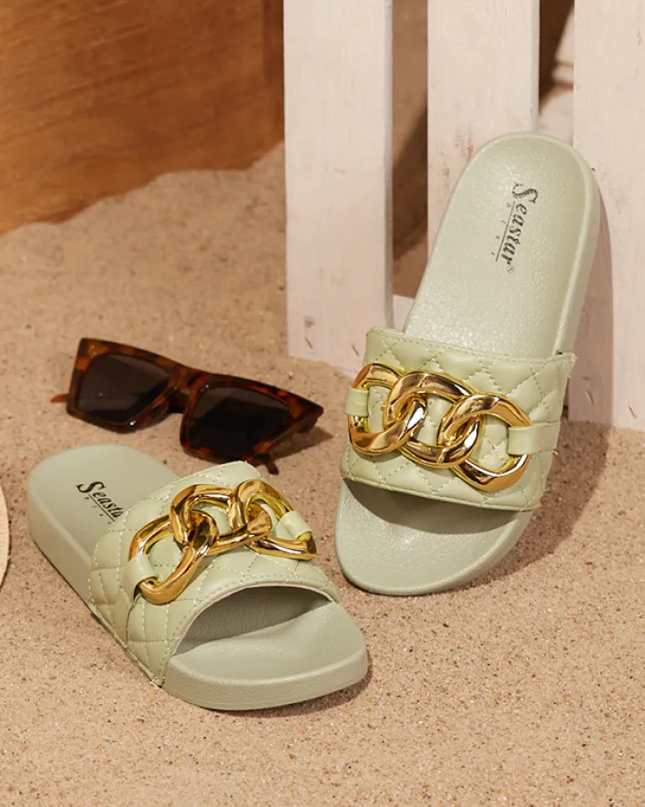 Klapki Płaskie^Royalfashion Zielone damskie pikowane klapki ze złotym łańcuszkiem Eteris zielony