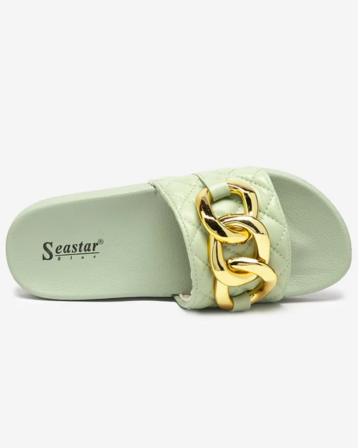 Klapki Płaskie^Royalfashion Zielone damskie pikowane klapki ze złotym łańcuszkiem Eteris zielony