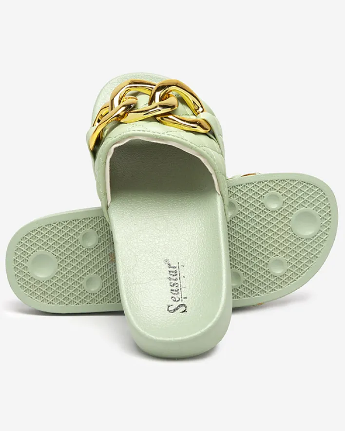 Klapki Płaskie^Royalfashion Zielone damskie pikowane klapki ze złotym łańcuszkiem Eteris zielony