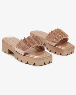 Klapki Na Obcasie^Royalfashion Złote klapki damskie z cyrkoniami Emkoy złoty