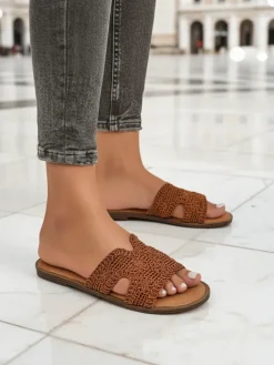 Klapki Płaskie^Royalfashion Rpyalfashion Klapki damskie z ozdobnym paseczkiem Braida Camel