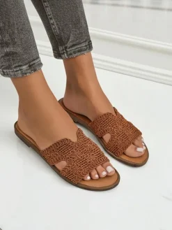 Klapki Płaskie^Royalfashion Rpyalfashion Klapki damskie z ozdobnym paseczkiem Braida Camel