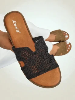 Klapki Płaskie^Royalfashion Rpyalfashion Klapki damskie z ozdobnym paseczkiem Braida czarny