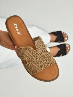 Klapki Płaskie^Royalfashion Rpyalfashion Klapki damskie z ozdobnym paseczkiem Braida beżowy