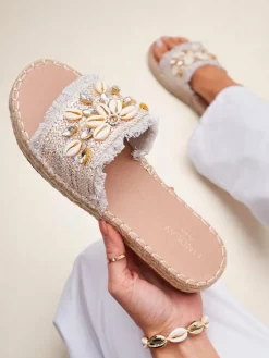 Klapki Płaskie^Royalfashion Sandały damskie Perseida srebrne z muszelkami na płaskiej podeszwie srebrny